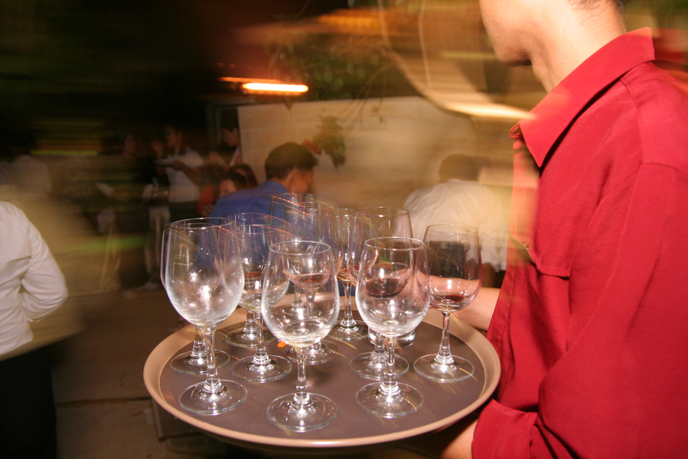 夜職でお酒が飲めなくても稼げる?10代の稼ぎ方