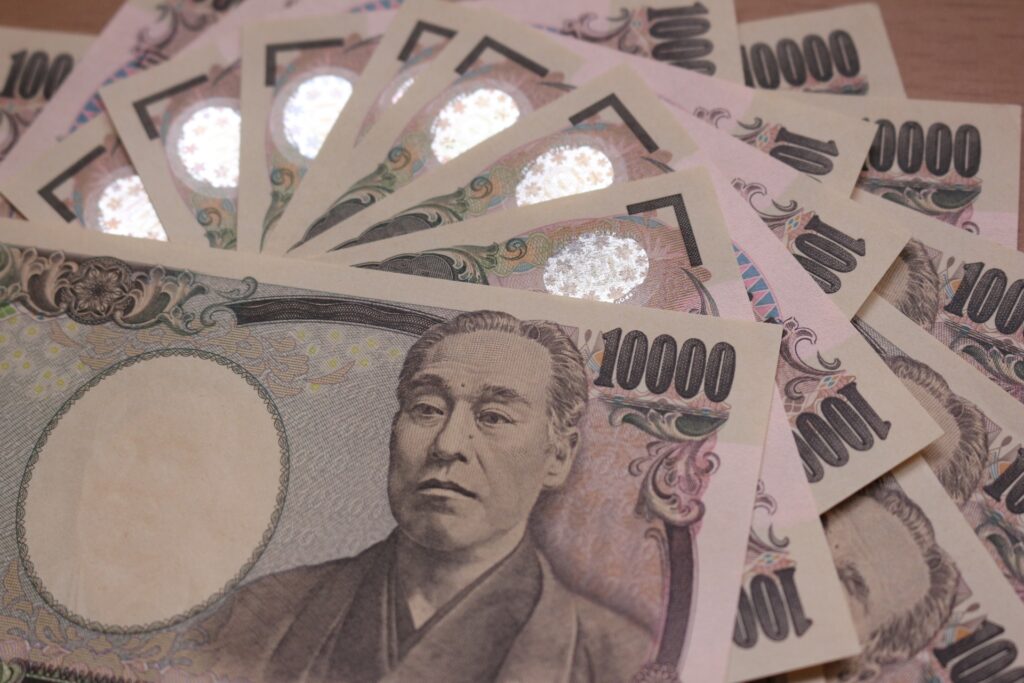キャバクラの女性ボーイ(黒服)の給料事情とは?